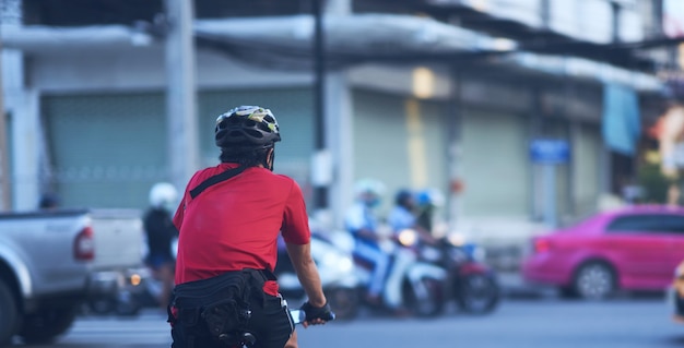 Cycliste à vélo avec casque en attente de jonction croisée dans un exercice sain