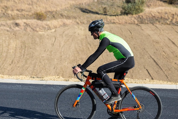 Cycliste à vélo sur route contre un ciel clair