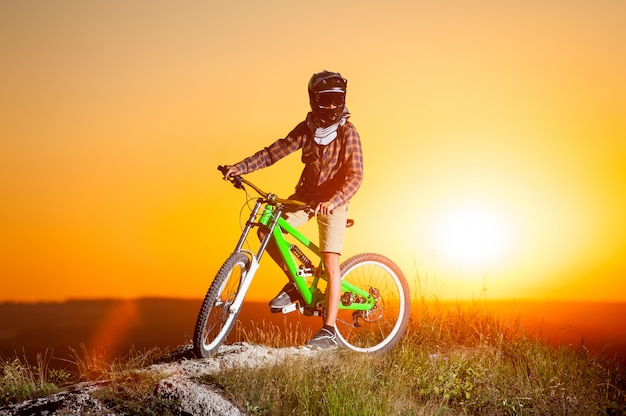 Cycliste en VTT sur la colline le soir