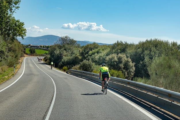 Les cyclistes accélérant sur la route