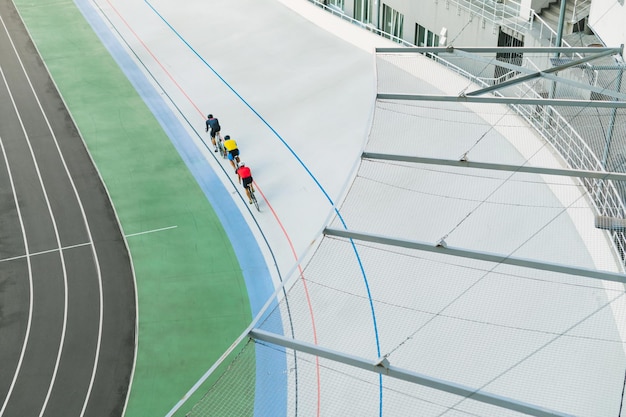 Les cyclistes professionnels roulent sur la piste cyclable Vue de dessus Piste cyclable