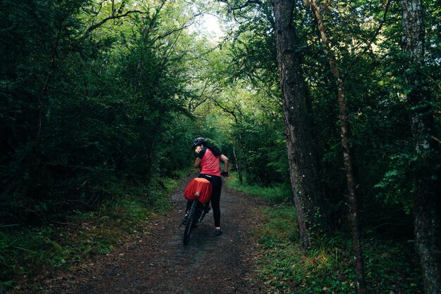 Photo cyclistes sur le sentier de santiago en espagne