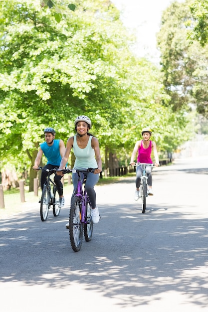 Cyclistes à vélo sur la route de campagne