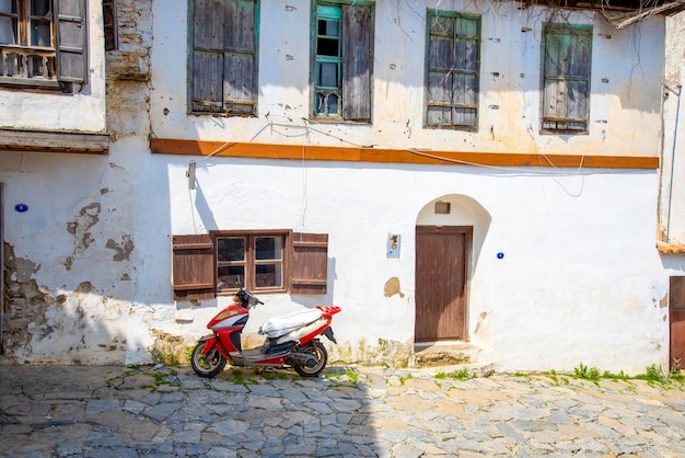 Un cyclomoteur près d'un vieux bâtiment à la campagne par une journée d'été et ensoleillée