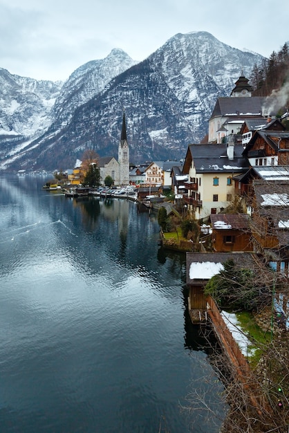 Cygnes sur l'hiver alpin Hallstatt Ville et lac Hallstatter See view (Autriche)