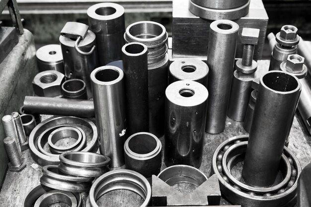 Cylindres en acier pistons et outils dans l'atelier thème de l'industrie