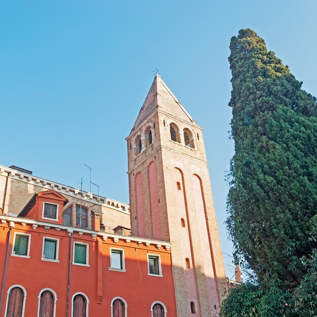 Cypress par un clocher à Venise Italie