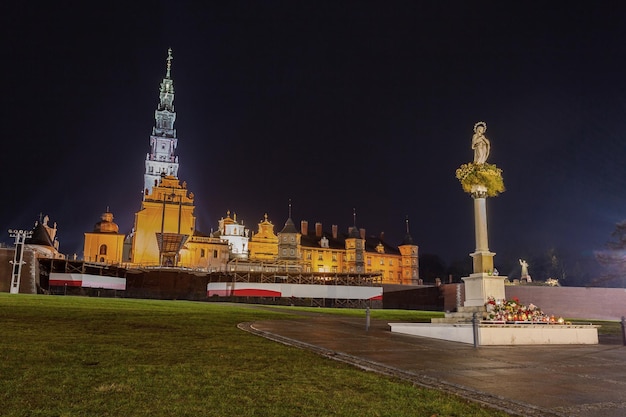 Czestochowa Pologne 31 décembre 2023 Le monastère de Jasna Gora dans la ville de Czestochowa la nuit