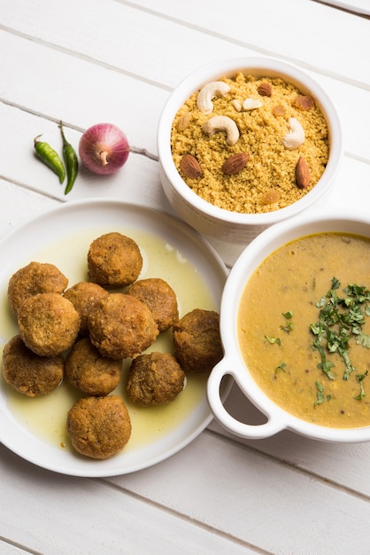 Photo daal baati churma est un aliment sain populaire du rajasthan, en inde. servi dans de la vaisselle blanche sur fond de mauvaise humeur.