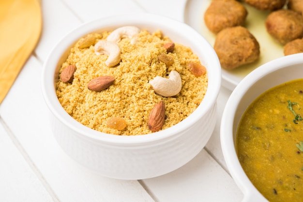 Daal Baati Churma est un aliment sain populaire du Rajasthan, en Inde. Servi dans de la vaisselle blanche sur fond de mauvaise humeur.