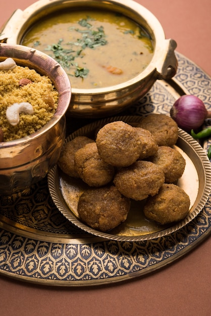 Daal Baati Churma est un aliment sain populaire du Rajasthan, en Inde. Servi dans de la vaisselle blanche sur fond de mauvaise humeur.