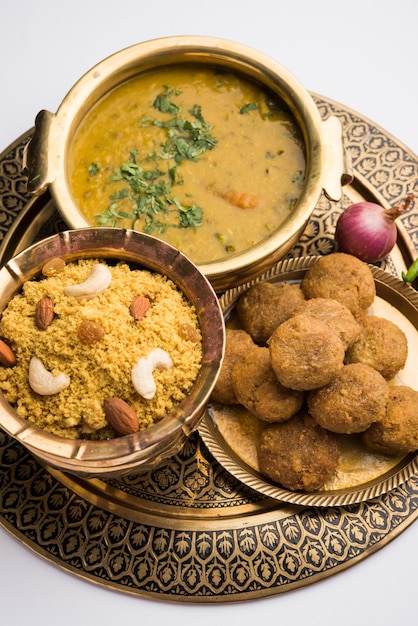 Daal Baati Churma est un aliment sain populaire du Rajasthan, en Inde. Servi dans de la vaisselle blanche sur fond de mauvaise humeur.