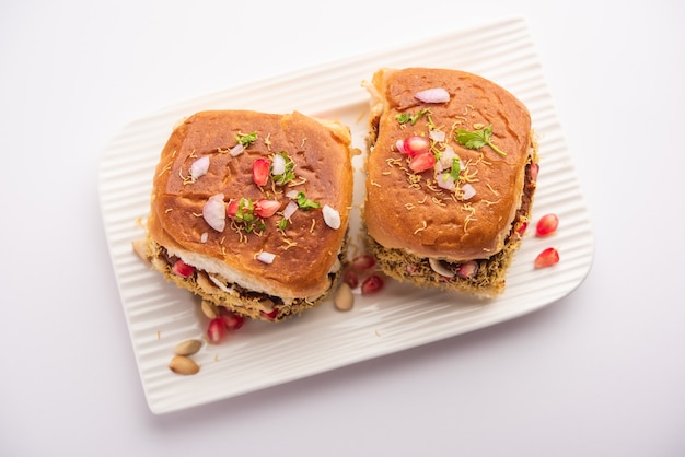 Dabeli, kutchi dabeli ou double roti est un casse-croûte populaire de l'Inde, originaire de la région de Kutch ou Kachchh du Gujarat