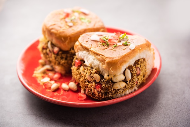 Dabeli, kutchi dabeli ou double roti est un casse-croûte populaire de l'Inde, originaire de la région de Kutch ou Kachchh du Gujarat