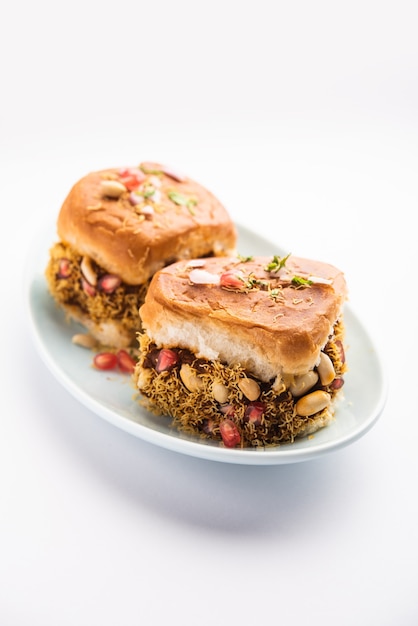 Dabeli, kutchi dabeli ou double roti est un casse-croûte populaire de l'Inde, originaire de la région de Kutch ou Kachchh du Gujarat