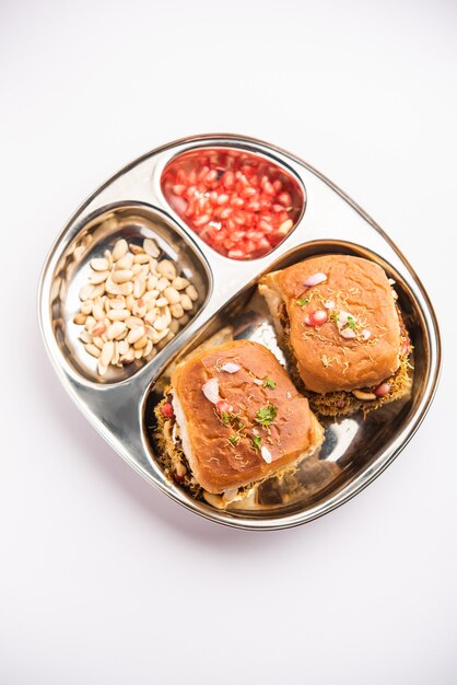 Dabeli, kutchi dabeli ou double roti est un casse-croûte populaire de l'Inde, originaire de la région de Kutch ou Kachchh du Gujarat