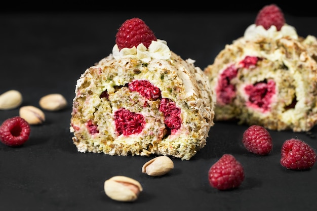 Photo dacquoise aux framboises et pistaches gâteau français dessert aux baiesbiscuits à la pistache