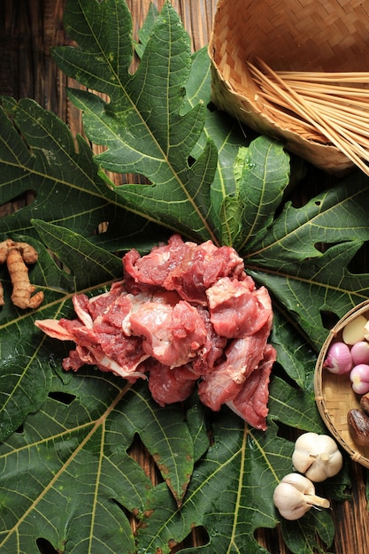 Daging Kurban, Viande crue provenant de l'abattage halal musulman pendant l'Aïd Al-Adha Al Mubarak, enveloppé de feuille de papaye. La papaïne rend la viande tendre