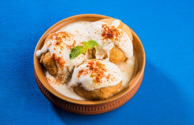 Dahi Vada ou Bhalla est une collation populaire en Inde servie dans un bol. mise au point sélective