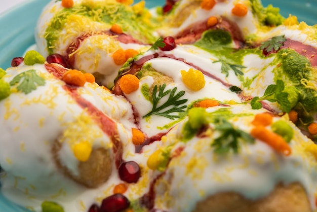 Dahi vada ou bhalla est un type de chaat originaire de l'Inde et populaire dans toute l'Asie du Sud.