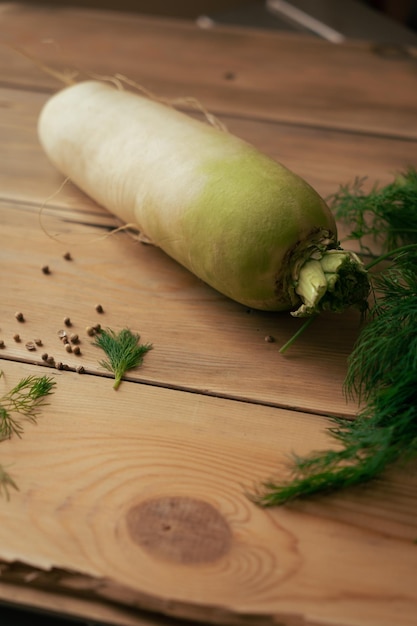 daikon sur une planche de bois