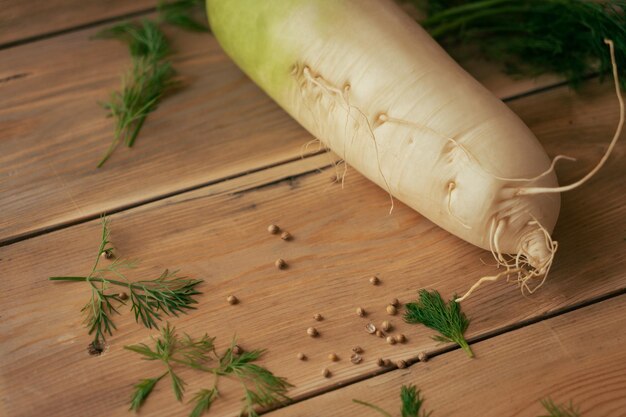 daikon sur une planche de bois