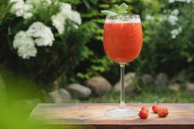 Photo daiquiri aux fraises verre de cocktail aux fraises d'été en plein air