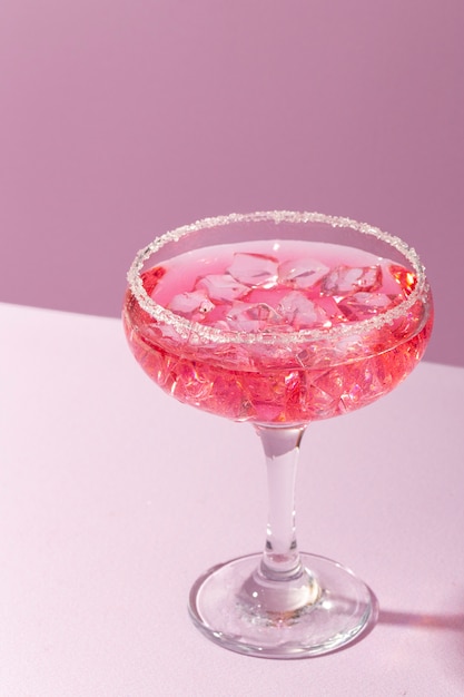 Daiquiri délicieux à angle élevé avec de la glace