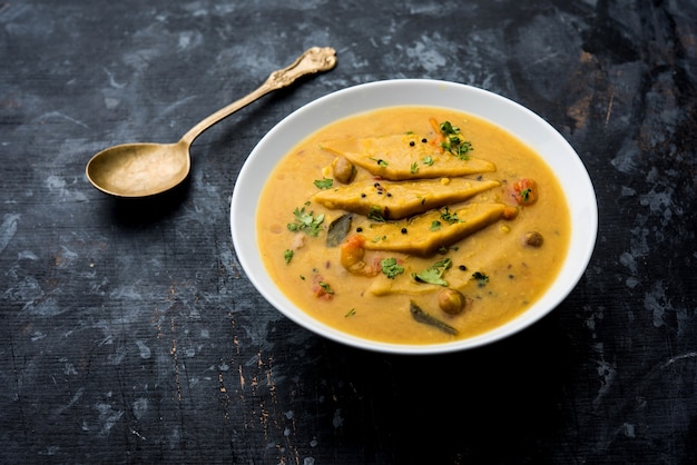 Dal Dhokli, Varan Phal ou Chakolya est un plat gujarati, rajasthani et maharashtrian préparé à partir de gâteaux de farine de blé en forme de losange bouillis dans un dal. C'est un repas simple en un seul pot. servi dans un bol.