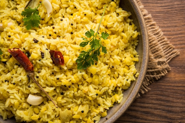 Dal khichadi ou Khichdi est une recette indienne savoureuse à un pot servie dans un bol sur fond de mauvaise humeur