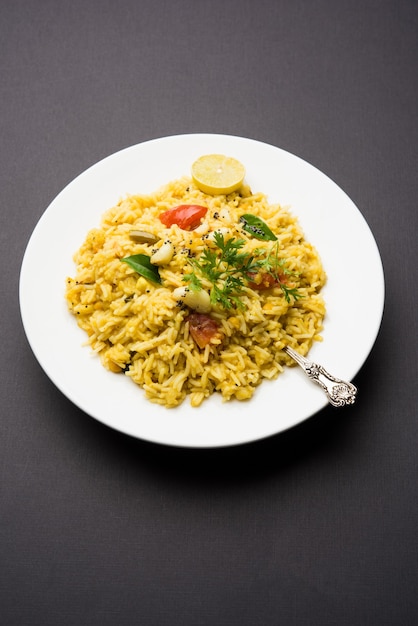 Dal khichadi ou Khichdi Tasty Indian recette servie dans un bol sur fond de mauvaise humeur est faite de toovar dal et de riz combinés avec des épices entières, des oignons, de l'ail et des tomates, etc. Mise au point sélective
