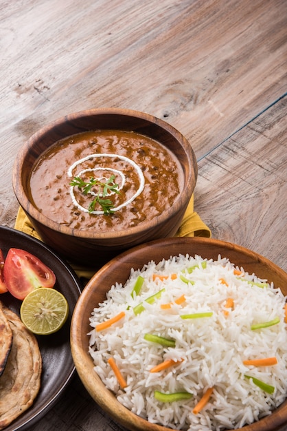 Dal Makhani ou daal makhni, déjeuner ou dîner indien servi avec du riz nature et du beurre Roti ou Chapati ou Paratha et salade