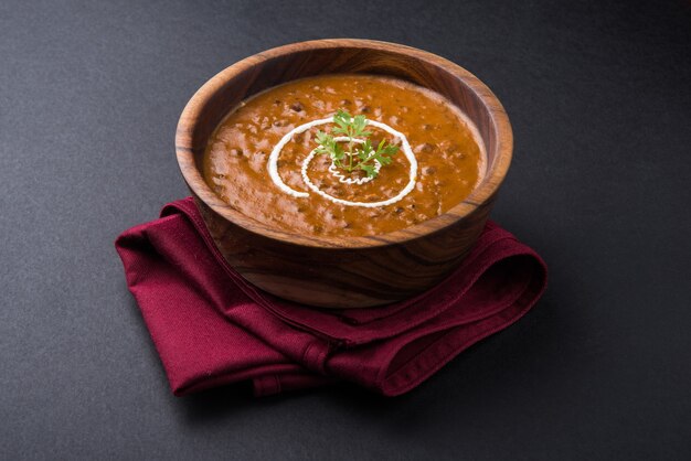 Dal Makhani ou daal makhni, déjeuner ou dîner indien servi avec du riz nature et du beurre Roti ou Chapati ou Paratha et salade