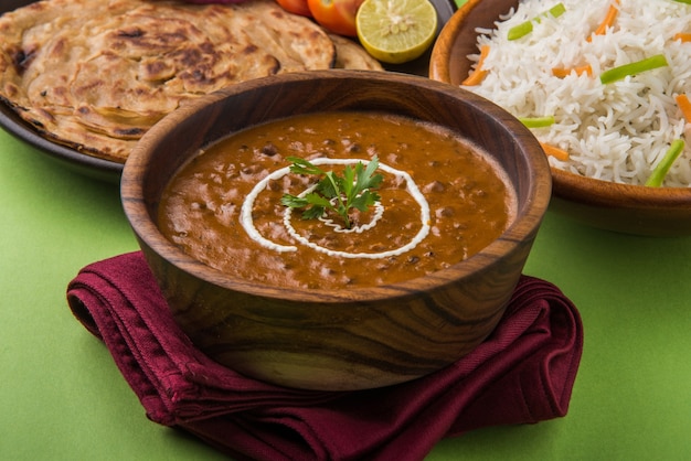 Dal Makhani ou daal makhni, déjeuner ou dîner indien servi avec du riz nature et du beurre Roti ou Chapati ou Paratha et salade