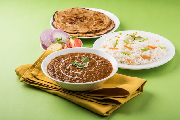 Dal Makhani ou daal makhni, déjeuner ou dîner indien servi avec du riz nature et du beurre Roti ou Chapati ou Paratha et salade