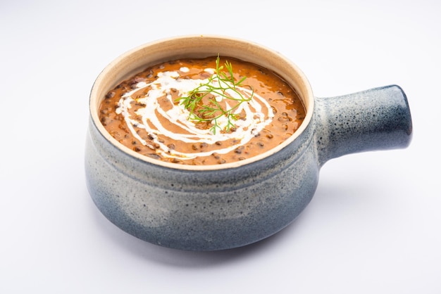 Dal makhani ou dal makhni est une recette du nord de l'Inde, servie dans un bol, mise au point sélective