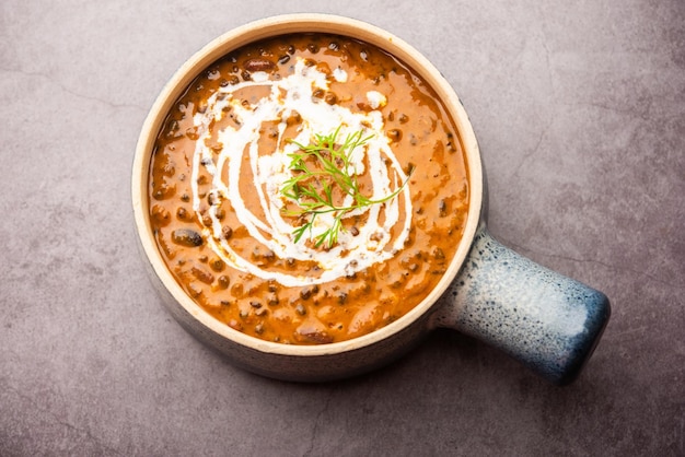 Dal makhani ou dal makhni est une recette du nord de l'Inde, servie dans un bol, mise au point sélective