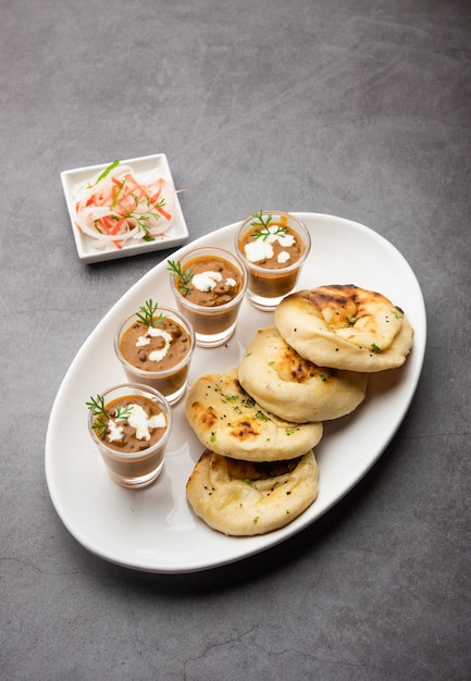 Dal Makhani ou dal makhni Shots avec du beurre et de la crème de haricots naan et servis avec du naan à l'ail ou du pain indien ou du roti