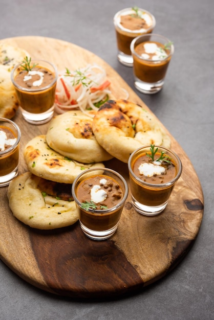 Dal Makhani ou dal makhni Shots avec du beurre et de la crème de haricots naan et servis avec du naan à l'ail ou du pain indien ou du roti