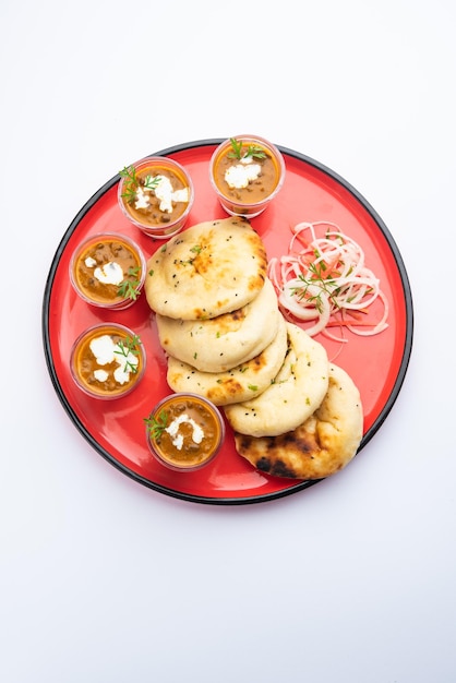 Dal Makhani ou dal makhni Shots avec du beurre et de la crème de haricots naan et servis avec du naan à l'ail ou du pain indien ou du roti