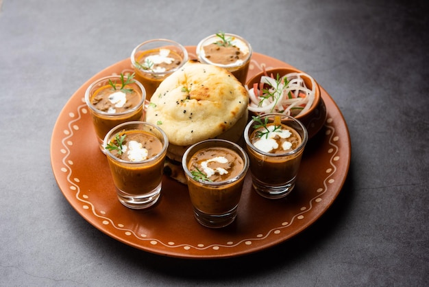 Dal Makhani ou dal makhni Shots avec du beurre et de la crème de haricots naan et servis avec du naan à l'ail ou du pain indien ou du roti