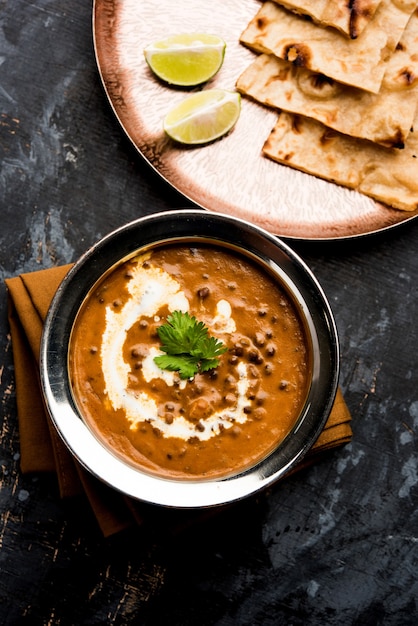 Dal makhani ou makhni est un plat populaire de l'Inde. Fabriqué avec des ingrédients comme des lentilles noires entières, du beurre et de la crème. Servi avec Naan ou roti et riz