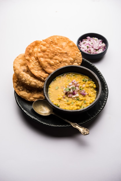 Dal pakwan est un authentique petit-déjeuner sindhi. C'est une combinaison de puris Maida frits, croustillants et non gonflés servis avec du Daal à base de chana ou de pois chiches fendus.