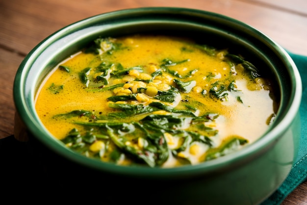 Photo dal palak ou curry d'épinards aux lentilles - recette saine de plat principal indien populaire. servi dans un karahi ou une casserole ou un bol. mise au point sélective