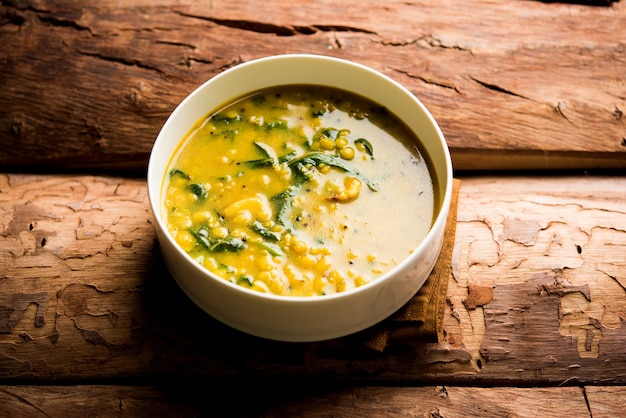 Photo dal palak ou curry d'épinards aux lentilles - recette saine de plat principal indien populaire. servi dans un karahi ou une casserole ou un bol. mise au point sélective
