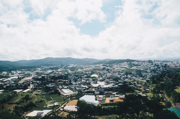 Dalat, Vietnam, Vue de nombreuses maisons de la colline, L&#39;architecture de Dalat, Paysage urbain