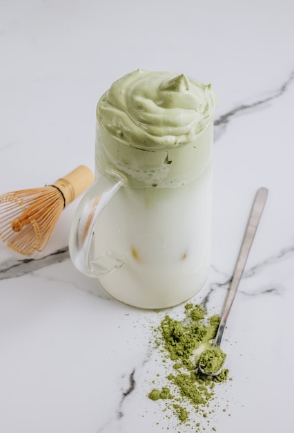 Dalgona matcha latte sur fond clair