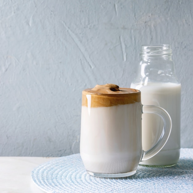 Photo dalgona mousseux café tendance boisson coréenne au lait latte