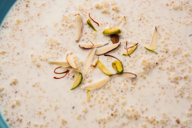 Daliya kheer ou Dalia Payasam ÃƒÂ¢Ã‚Â€Ã‚Â“ Bouillie de blé et de lait cassée ou concassé avec du sucre cuit à la manière indienne. Dalia est une céréale de petit déjeuner populaire en Inde du Nord