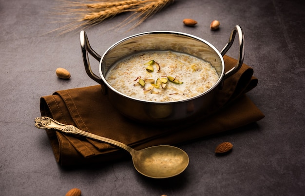 Daliya kheer ou Dalia Payasam ÃƒÂ¢Ã‚Â€Ã‚Â“ Bouillie de blé et de lait cassée ou concassé avec du sucre cuit à la manière indienne. Dalia est une céréale de petit déjeuner populaire en Inde du Nord